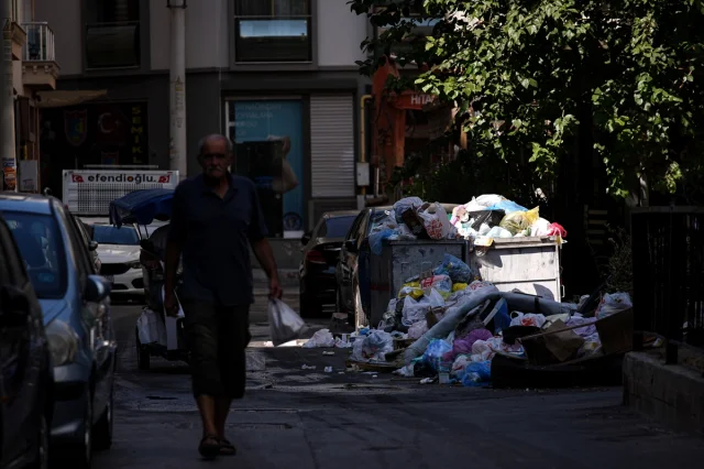 İzmir Karşıyaka'da Çöpler Alarma Geçirdi