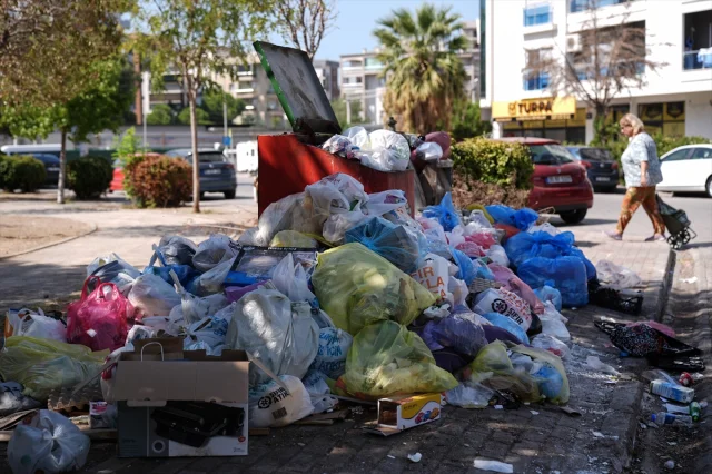 İzmir Karşıyaka'da Çöpler Alarma Geçirdi