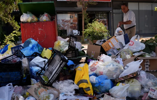 İzmir Karşıyaka'da Çöpler Alarma Geçirdi