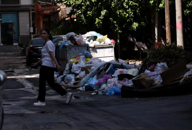 İzmir Karşıyaka'da Çöpler Alarma Geçirdi