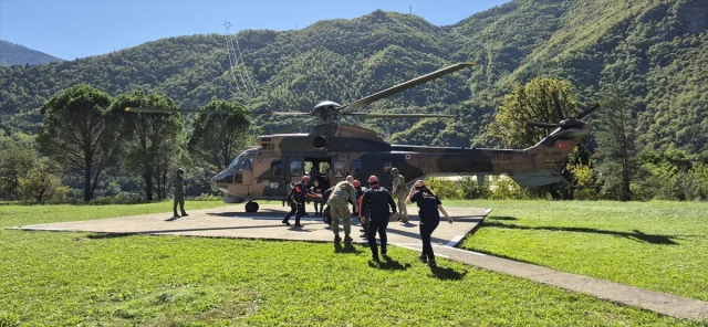 Artvin'de Heyelan Tuzağı: Turistler Dram Dolu Anlar Yaşadı