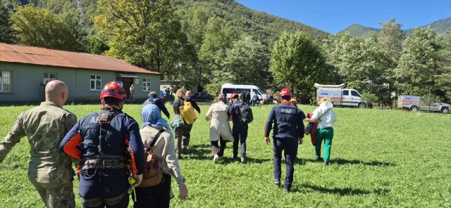 Artvin'de Heyelan Tuzağı: Turistler Dram Dolu Anlar Yaşadı