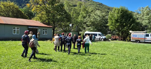 Artvin'de Heyelan Tuzağı: Turistler Dram Dolu Anlar Yaşadı