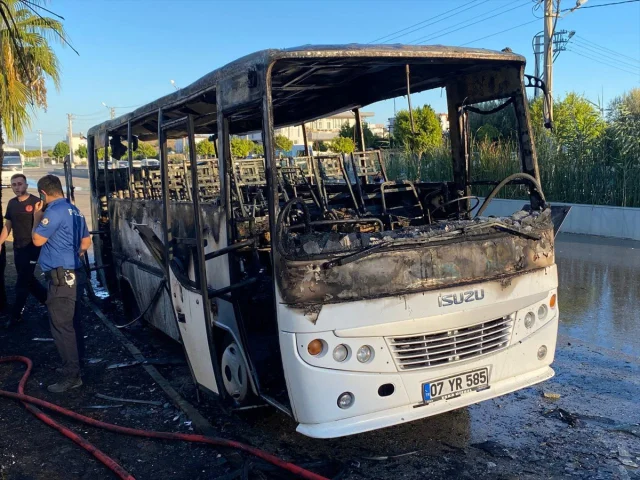 Antalya'da Midibüs Yangını Şaşkınlık Yarattı