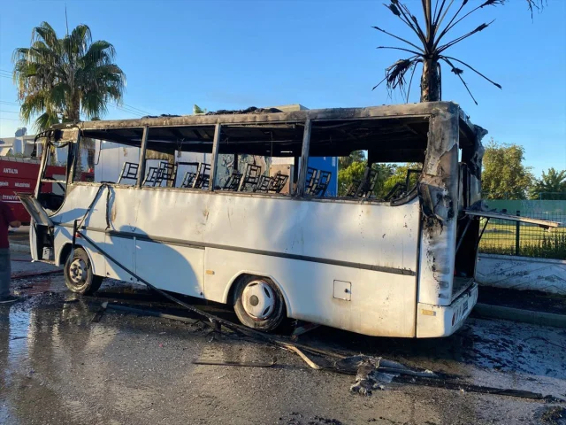 Antalya'da Midibüs Yangını Şaşkınlık Yarattı