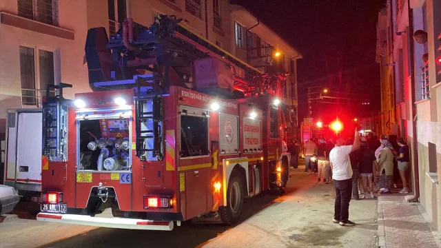 Eskişehir'de Korkutan Yangın: 3 Katlı Binada Büyük Hasar