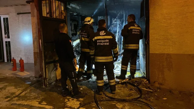Eskişehir'de Korkutan Yangın: 3 Katlı Binada Büyük Hasar