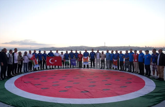 İstanbul'da Yüzücüler Barış Mesajı Göndermek İçin Denizi Aşt...