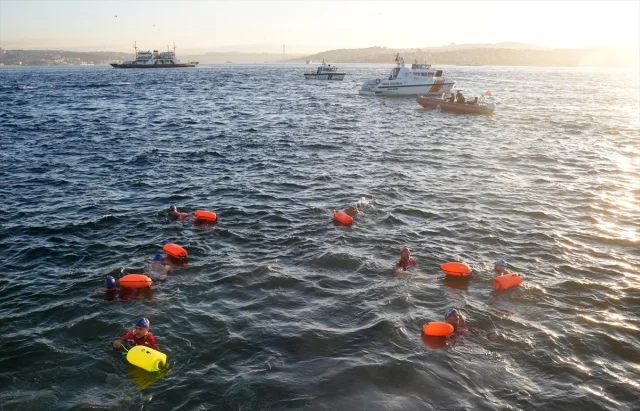İstanbul'da Yüzücüler Barış Mesajı Göndermek İçin Denizi Aştı