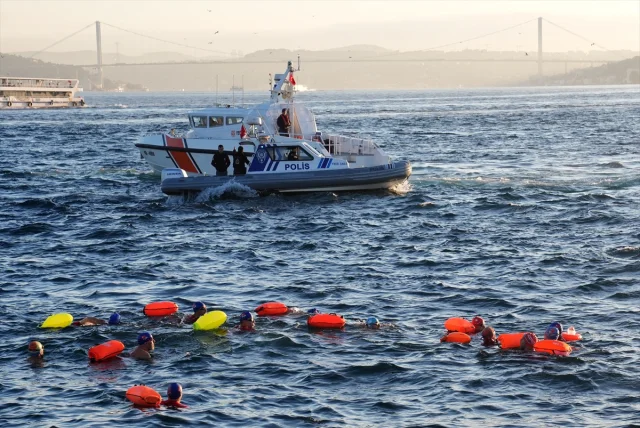 İstanbul'da Yüzücüler Barış Mesajı Göndermek İçin Denizi Aştı