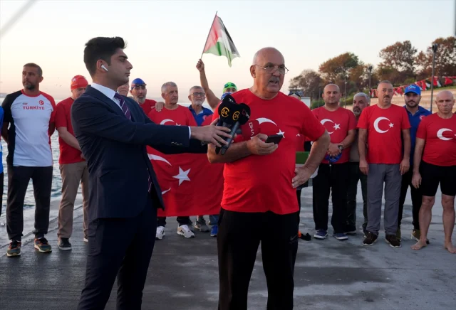 İstanbul'da Yüzücüler Barış Mesajı Göndermek İçin Denizi Aştı