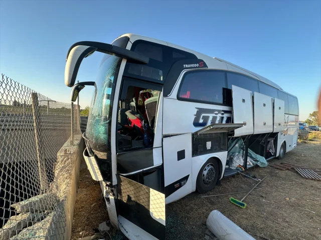 Mersin'de Şoke Eden Kaza Yolcu Otobüsü Refüje Çarptı