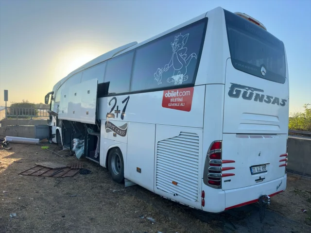 Mersin'de Şoke Eden Kaza Yolcu Otobüsü Refüje Çarptı