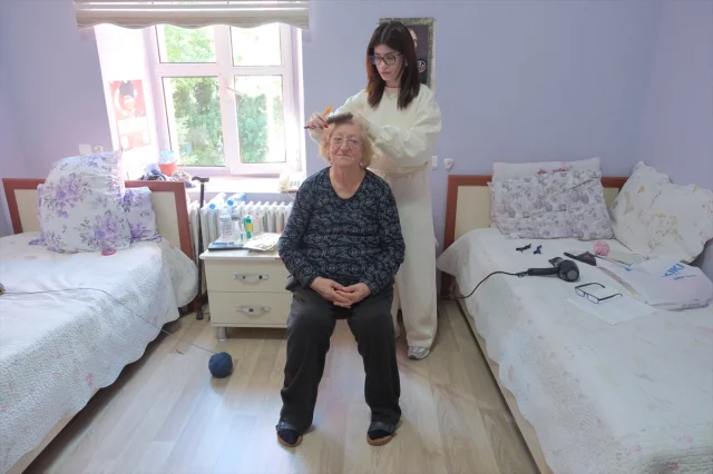 Kırklareli'nde Kuaförlerden Örnek Hareket Huzurevinde Yüzler...