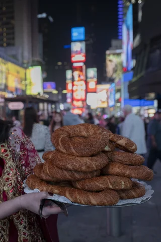 Türk Misafirperverliği Times Meydanı'nda! Simit ve Çay Tadını Çıkarmaya Hazır Olun