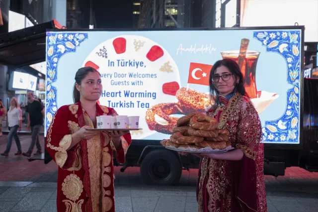 Türk Misafirperverliği Times Meydanı'nda! Simit ve Çay Tadını Çıkarmaya Hazır Olun