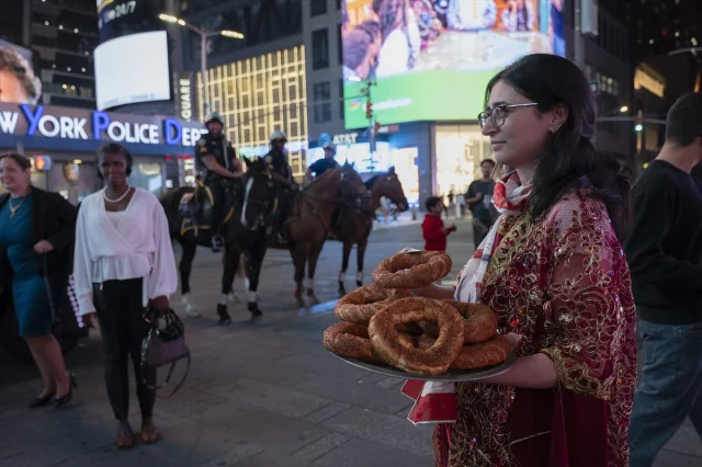 Türk Misafirperverliği Times Meydanı'nda! Simit ve Çay Tadını Çıkarmaya Hazır Olun