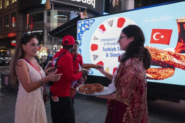 Türk Misafirperverliği Times Meydanı'nda! Simit ve Çay Tadını Çıkarmaya Hazır Olun