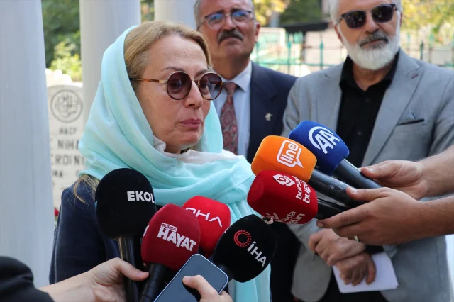 Zeki Müren Mezarı Başında Anıldı: Sanat Güneşi'ni Unutmadık