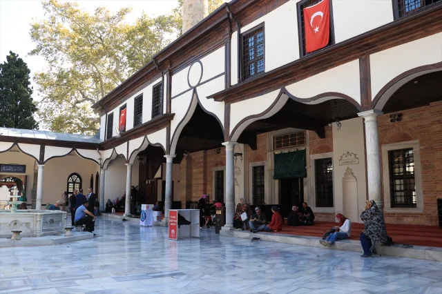 Zeki Müren Mezarı Başında Anıldı: Sanat Güneşi'ni Unutmadık
