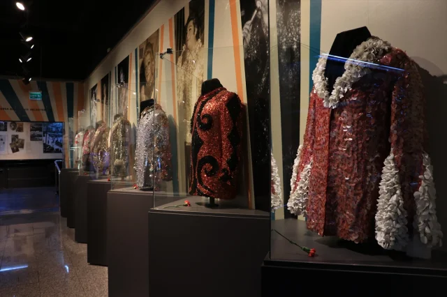 Zeki Müren Mezarı Başında Anıldı: Sanat Güneşi'ni Unutmadık
