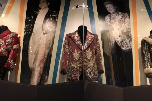 Zeki Müren Mezarı Başında Anıldı: Sanat Güneşi'ni Unutmadık