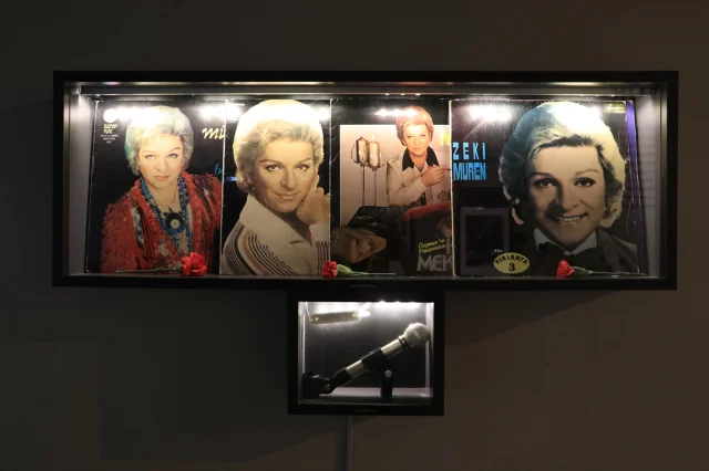 Zeki Müren Mezarı Başında Anıldı: Sanat Güneşi'ni Unutmadık