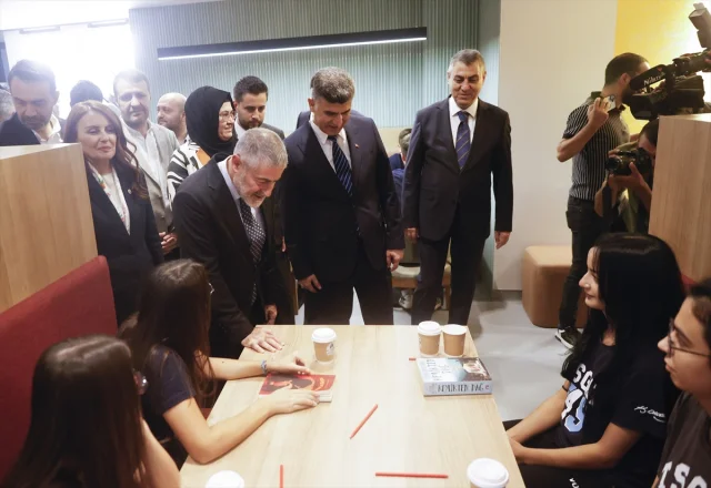 Mersin'de Açılan Yeni Kütüphane Gençleri Bilgiyle Buluşturuyor
