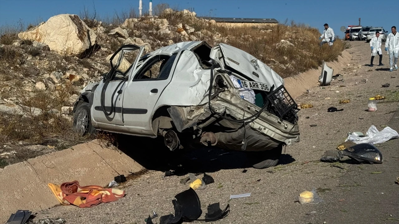 Bayburt'ta Feci Kaza: Kontrolden Çıkan Araç Refüje Çarptı