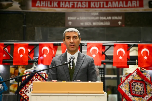 Uşak’ta Ahilik Geleneği Rüzgârı: 50 Yıllık Saat Tamircisi Onurlandırıldı