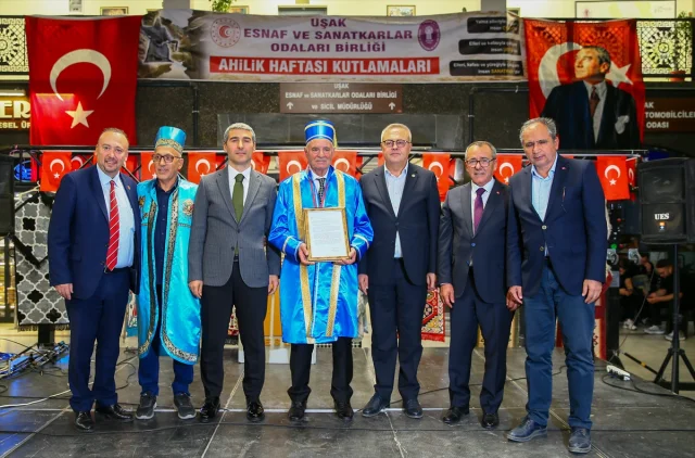 Uşak’ta Ahilik Geleneği Rüzgârı: 50 Yıllık Saat Tamircisi Onurlandırıldı