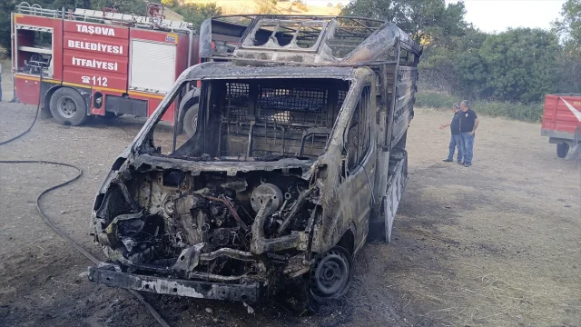 Amasya'da Gecenin Karanlığını Aydınlatan Yangın: Bin Balya Saman ve Araç Kül Oldu