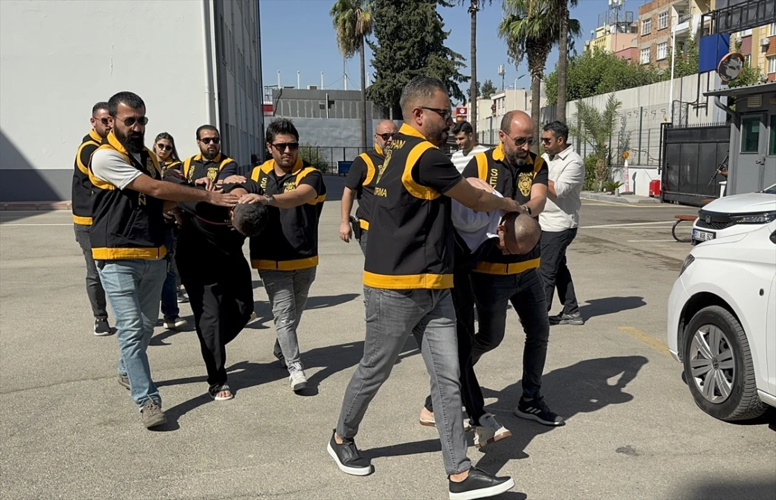 Adana'da Heyecan Dolu Operasyon: Ruhsatsız Silah ve Uyuşturucu Baskını