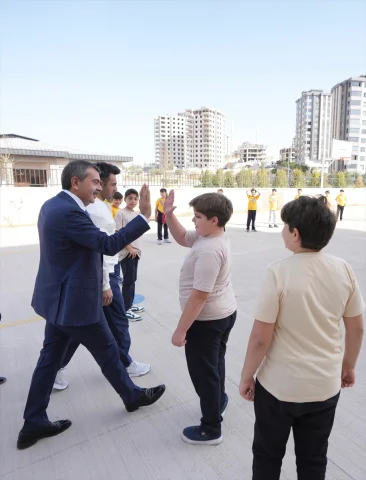 Bakan Yusuf Tekin'den Gaziantep'te Sürpriz Okul Ziyareti: Öğrencilerle Beden Eğitimi Dersi