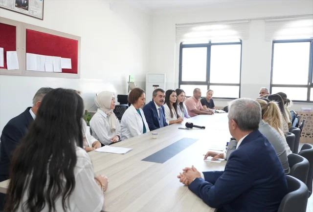 Bakan Yusuf Tekin'den Gaziantep'te Sürpriz Okul Ziyareti: Öğrencilerle Beden Eğitimi Dersi