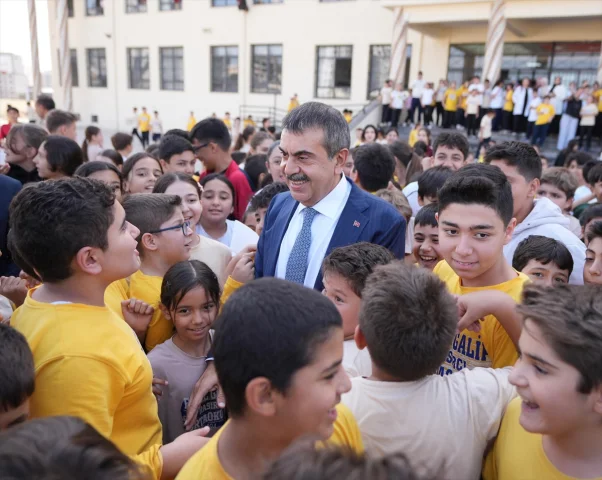 Bakan Yusuf Tekin'den Gaziantep'te Sürpriz Okul Ziyareti: Öğrencilerle Beden Eğitimi Dersi