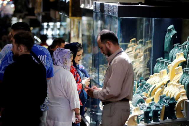 İran'da Ekonomik Kriz Derinleşiyor: Döviz Kurları Tarihi Zirvesinde