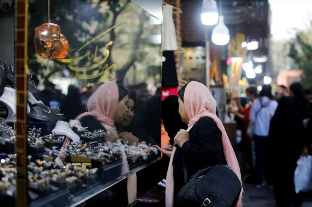 İran'da Ekonomik Kriz Derinleşiyor: Döviz Kurları Tarihi Zirvesinde