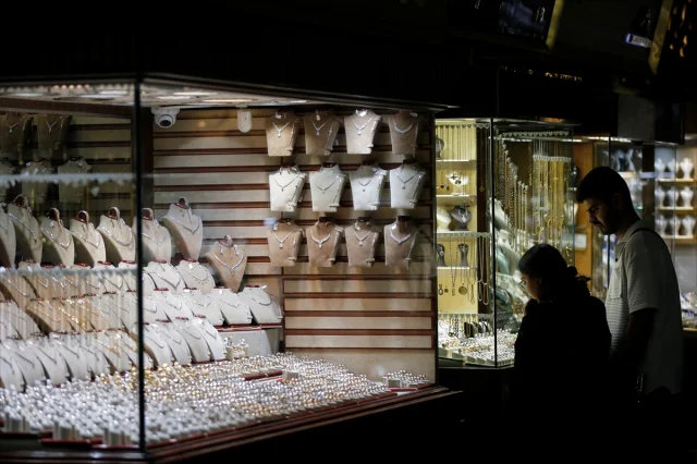 İran'da Ekonomik Kriz Derinleşiyor: Döviz Kurları Tarihi Zirvesinde