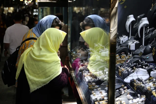 İran'da Ekonomik Kriz Derinleşiyor: Döviz Kurları Tarihi Zirvesinde