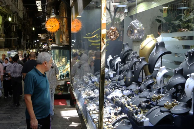 İran'da Ekonomik Kriz Derinleşiyor: Döviz Kurları Tarihi Zirvesinde