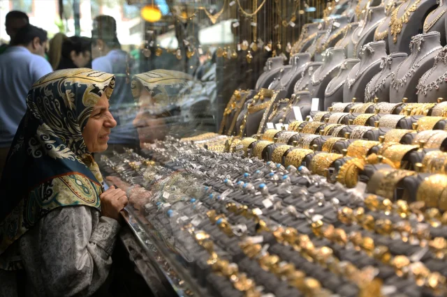 İran'da Ekonomik Kriz Derinleşiyor: Döviz Kurları Tarihi Zirvesinde