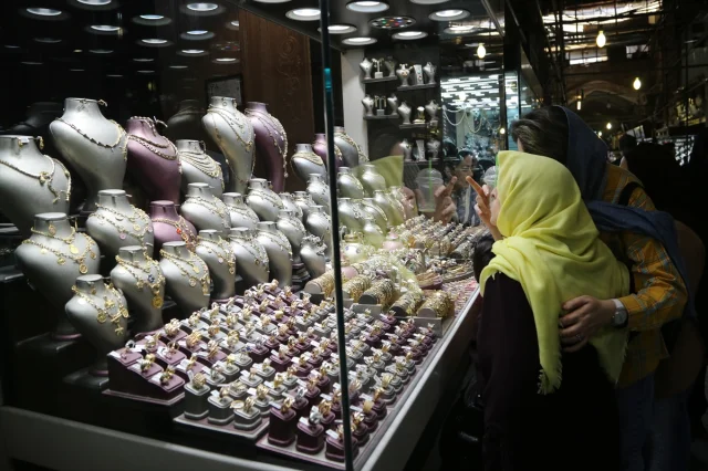 İran'da Ekonomik Kriz Derinleşiyor: Döviz Kurları Tarihi Zirvesinde