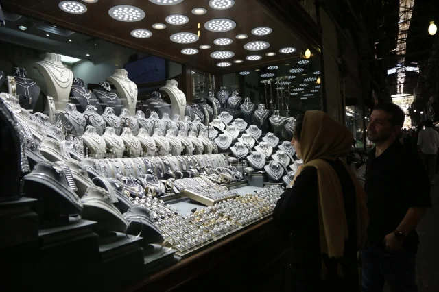 İran'da Ekonomik Kriz Derinleşiyor: Döviz Kurları Tarihi Zirvesinde