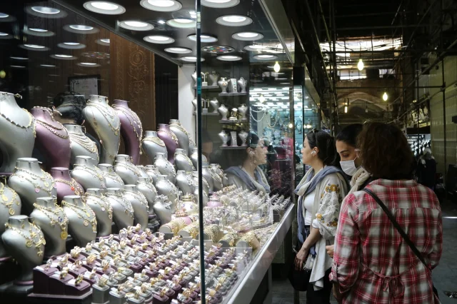 İran'da Ekonomik Kriz Derinleşiyor: Döviz Kurları Tarihi Zirvesinde