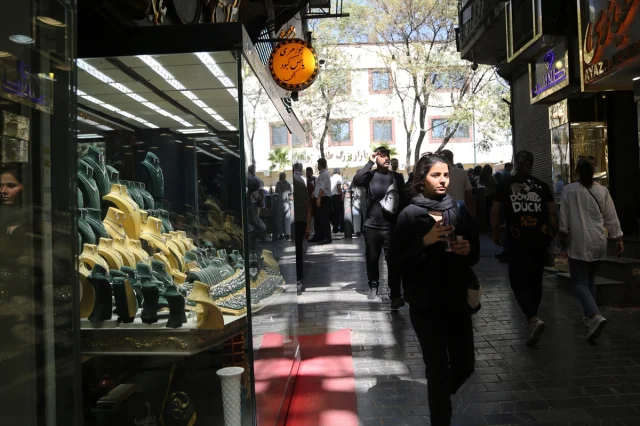 İran'da Ekonomik Kriz Derinleşiyor: Döviz Kurları Tarihi Zirvesinde