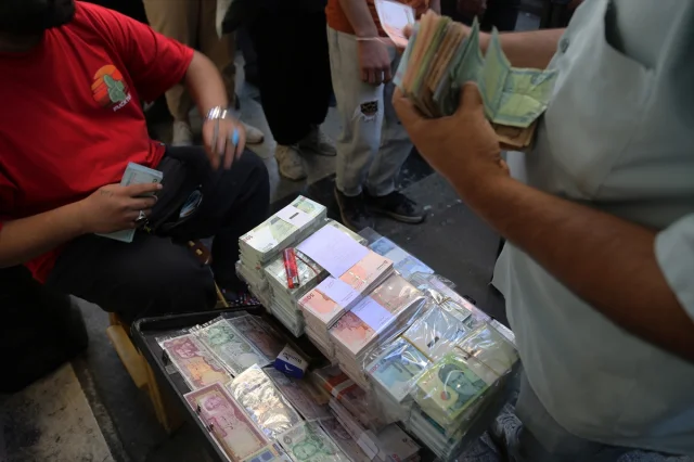 İran'da Ekonomik Kriz Derinleşiyor: Döviz Kurları Tarihi Zirvesinde