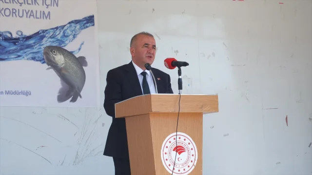 Elazığ'da Keban Barajı'nda Çarpıcı Hamle: 10 Bin Sazan Yavrusu Doğaya Bırakıldı