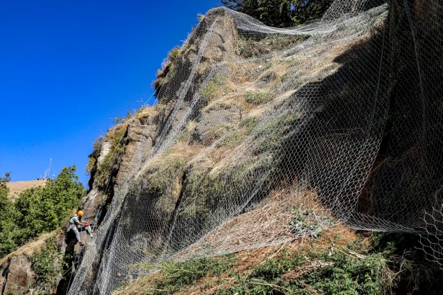 Bitlis Yollarında Güvenlik Atağı: Çelik Ağlarla Radikal Önle...