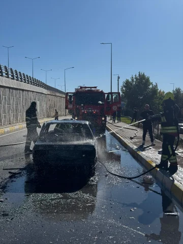 Sivas'ta Hareket Halindeki Araç Alev Aldı: Sürücü Yaralandı